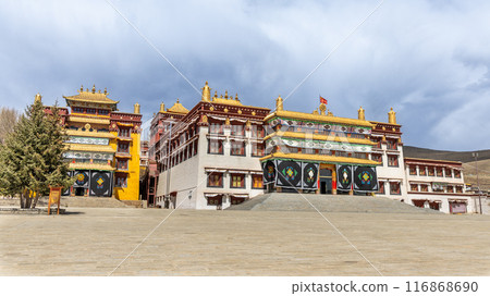 The Litang Chode Monastery was built in 1580, honoring the third Dalai Lama. It is one of the key tourist attraction in Litang, Sichuan 116868690