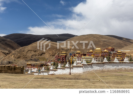 The Litang Chode Monastery was built in 1580, honoring the third Dalai Lama. It is one of the key tourist attraction in Litang, Sichuan 116868691