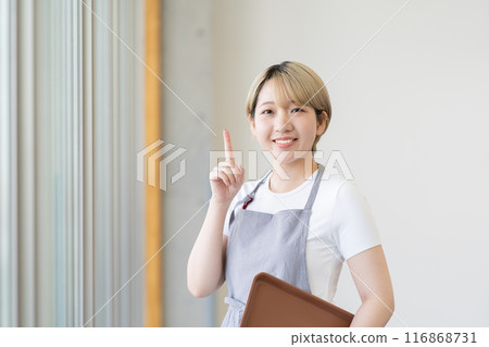 A blonde woman with short hair working at a cafe (free hair color, work in your own style, work environment) A blonde woman with short hair working at a cafe (free hair color, work in your own style, work environment) 116868731