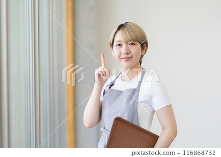 A blonde woman with short hair working at a cafe (free hair color, work in your own style, work environment) 116868732