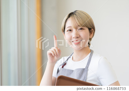 A blonde woman with short hair working at a cafe (free hair color, work in your own style, work environment) A blonde woman with short hair working at a cafe (free hair color, work in your own style, work environment) 116868733