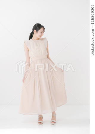 穿著裙子的年輕女子 116869303