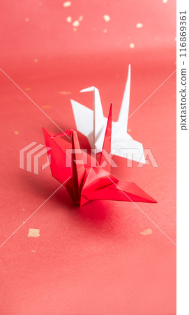 Red and white origami cranes Japanese style background material Red and white origami cranes Japanese style background material 116869361