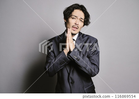 Man making a request on a grey background 116869554