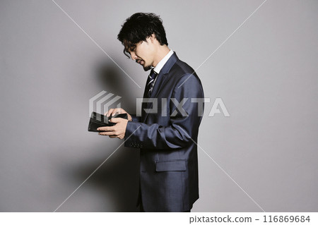 灰色背景下一個拿著空錢包的男人 116869684