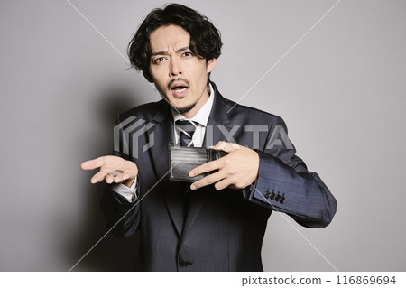 灰色背景下一個拿著空錢包的男人 116869694