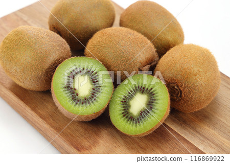 Cut kiwi fruit 116869922