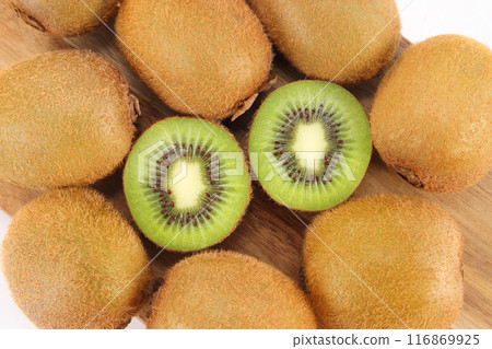 Cut kiwi fruit 116869925