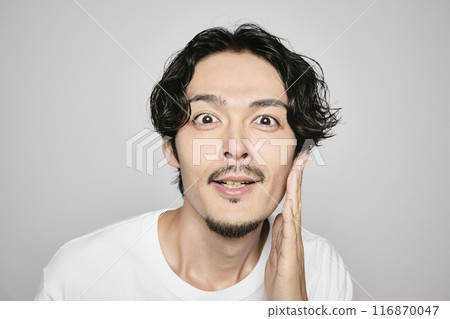 白色背景下，一個男人把手放在臉頰上 116870047