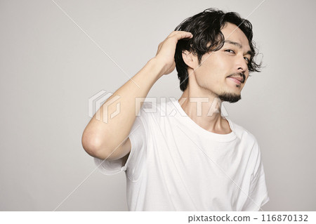 一個男人在白色背景下撫摸他的頭髮 116870132