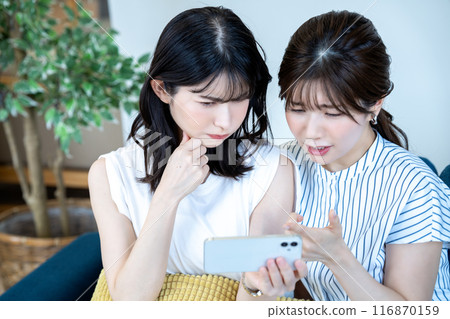 兩名婦女在智慧型手機上觀看視頻 116870159