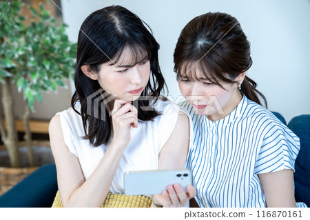 兩名婦女在智慧型手機上觀看視頻 116870161