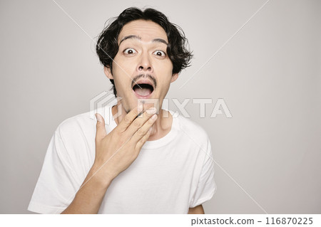 白色背景下,一個男人把手放在臉頰上 白色背景下,一個男人把手放在臉頰上 116870225