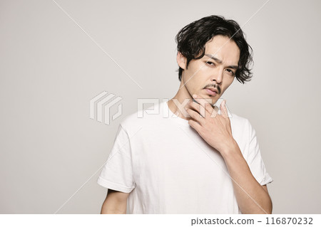 白色背景下，一個男人把手放在臉頰上 116870232