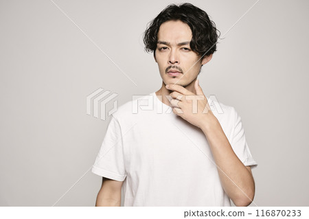 白色背景下,一個男人把手放在臉頰上 白色背景下,一個男人把手放在臉頰上 116870233