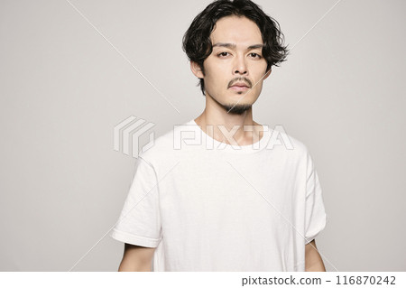 一個年輕男子在白色背景上的肖像 一個年輕男子在白色背景上的肖像 116870242
