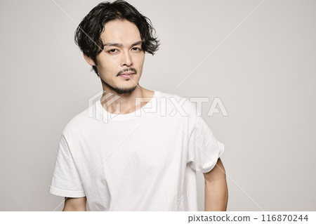 一個年輕男子在白色背景上的肖像 116870244