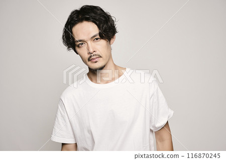 一個年輕男子在白色背景上的肖像 116870245