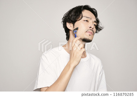 一個男人在白色背景下用剃刀剃須 116870285