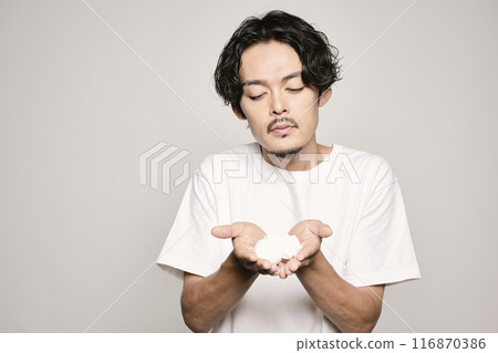 一個男人在白色背景下洗臉 一個男人在白色背景下洗臉 116870386