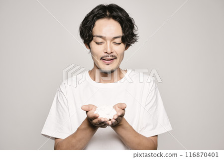 一個男人在白色背景下洗臉 一個男人在白色背景下洗臉 116870401
