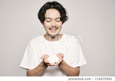 一個男人在白色背景下洗臉 116870402