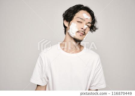 一個男人在白色背景下洗臉 116870449
