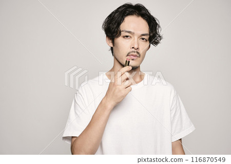 白色背景上塗口紅的男人 白色背景上塗口紅的男人 116870549