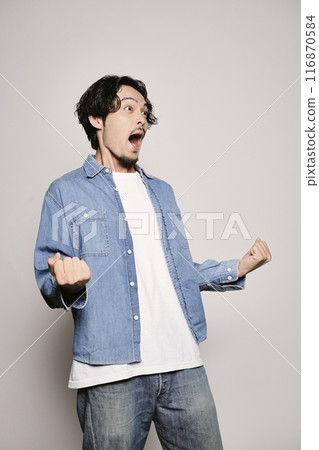 白色背景中穿著牛仔襯衫的獨特男人 白色背景中穿著牛仔襯衫的獨特男人 116870584