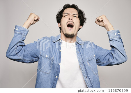 白色背景中穿著牛仔襯衫的獨特男人 116870599