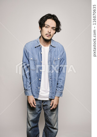 白色背景中穿著牛仔襯衫的獨特男人 116870635