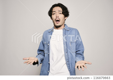 白色背景中穿著牛仔襯衫的獨特男人 116870663