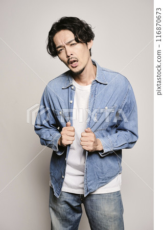 白色背景中穿著牛仔襯衫的獨特男人 116870673