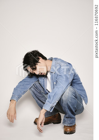 白色背景中穿著牛仔襯衫的獨特男人 白色背景中穿著牛仔襯衫的獨特男人 116870692