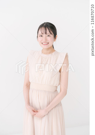 穿著裙子的年輕女子 穿著裙子的年輕女子 116870710
