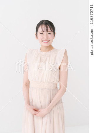 穿著裙子的年輕女子 穿著裙子的年輕女子 116870711