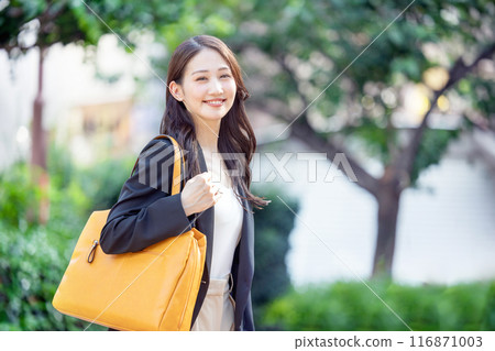 微笑的年輕女商人 微笑的年輕女商人 116871003