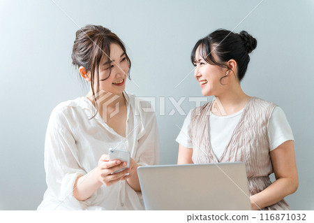 在家中同時使用智慧型手機和筆記型電腦的女性、朋友、媽媽朋友和同事 在家中同時使用智慧型手機和筆記型電腦的女性、朋友、媽媽朋友和同事 116871032