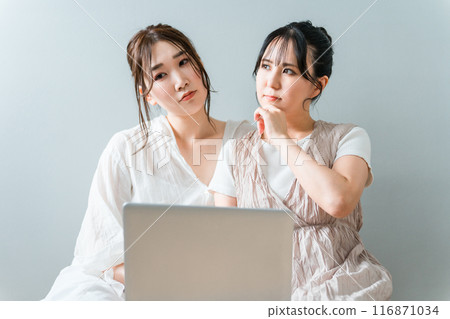 女性、朋友、媽媽朋友和同事在家中與朋友一起使用筆記型電腦(擔心、思考、生氣、有壓力) 女性、朋友、媽媽朋友和同事在家中與朋友一起使用筆記型電腦(擔心、思考、生氣、有壓力) 116871034