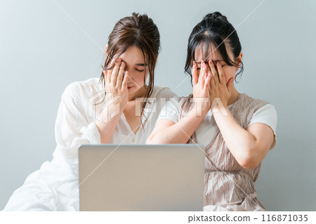 Women/friends/mom friends/comrades using laptops at home with friends (crying/sad/shocked) 116871035