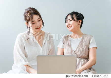 女性、朋友、媽媽朋友和同事在家中與朋友一起使用筆記型電腦 女性、朋友、媽媽朋友和同事在家中與朋友一起使用筆記型電腦 116871036