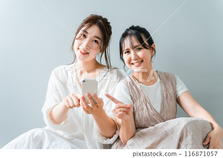 在家中一起使用智慧型手機的女性、朋友、媽媽朋友和同事 116871057