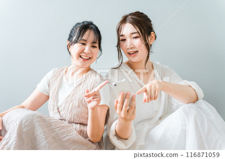 在家中一起使用智慧型手機的女性、朋友、媽媽朋友和同事 116871059