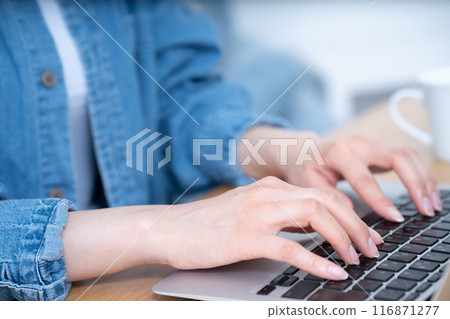 一個休閒女人在鍵盤上打字的手[零件切割] 116871277