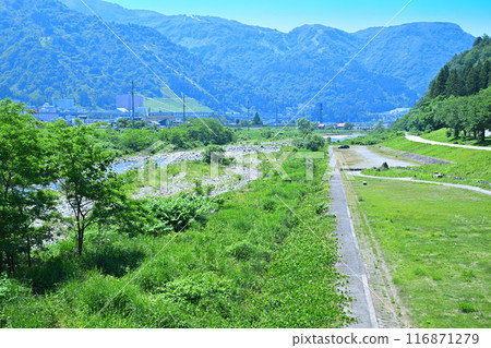 新潟縣湯澤町魚野川下游的穴澤川公園附近立柄橋的風景 116871279