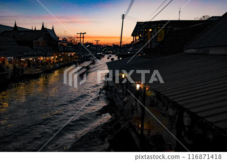 Night view of Amphawa Floating Market, Bangkok, Thailand 116871418