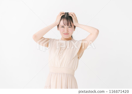 A young woman holding a head 116871420