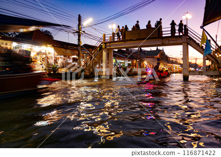 Night view of Amphawa Floating Market, Bangkok, Thailand 116871422