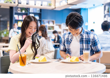 Young couple relaxing in a cafe Photo cooperation: Creadisce (Maruzen-Yushudo Co., Ltd.) Young couple relaxing in a cafe Photo cooperation: Creadisce (Maruzen-Yushudo Co., Ltd.) 116871486