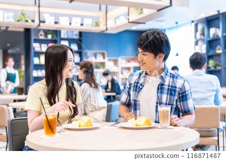 Young couple relaxing in a cafe Photo cooperation: Creadisce (Maruzen-Yushudo Co., Ltd.) Young couple relaxing in a cafe Photo cooperation: Creadisce (Maruzen-Yushudo Co., Ltd.) 116871487